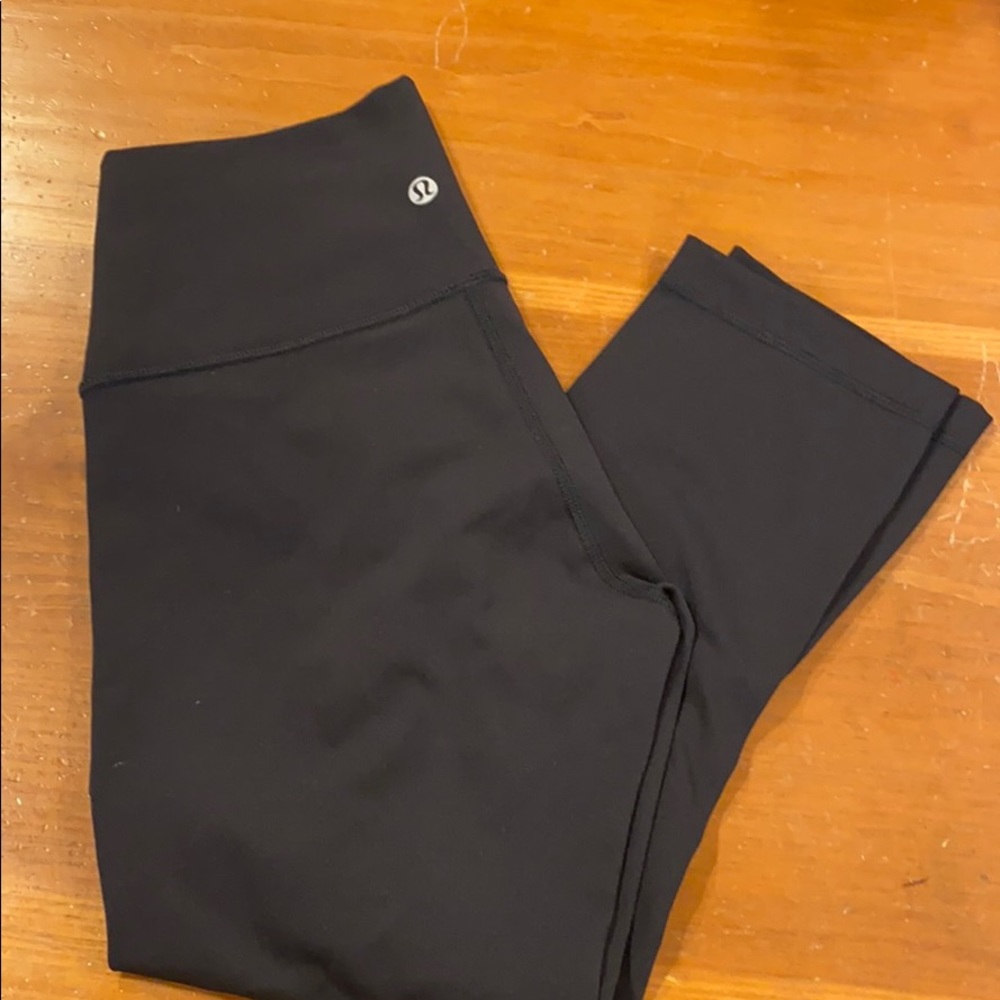 Lululemon 🍋 Wunder Under cropped leggings SIZE 6